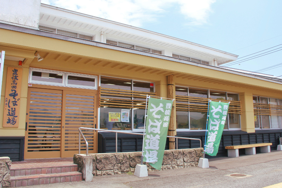 石段を上がると見えてくる「豊後高田そば道場」