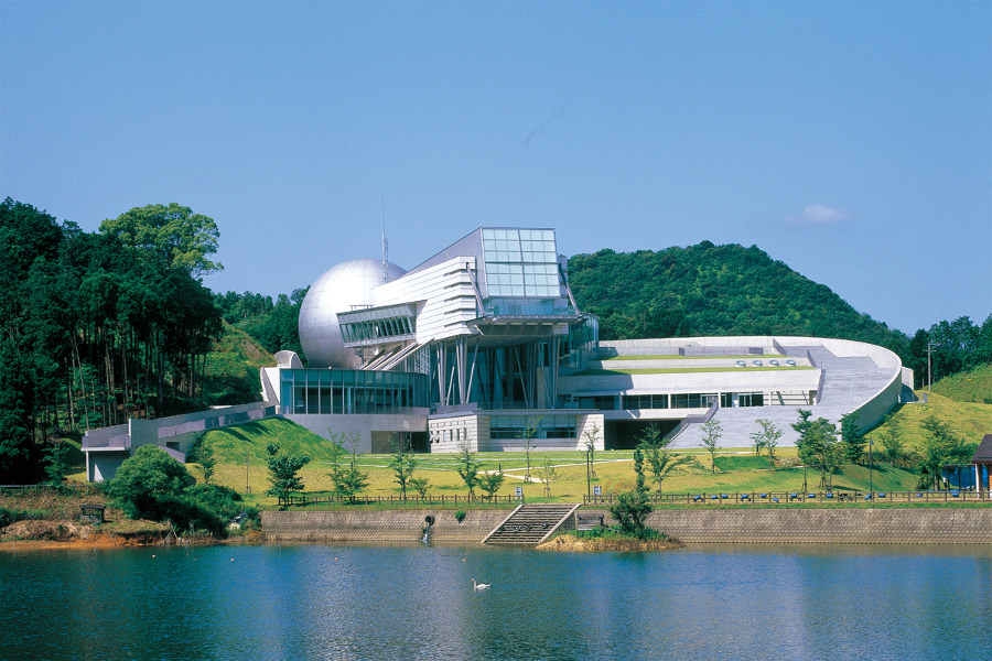 館内にはレストランや図書館、宇宙食やグッズを購入できるショップもあります レストランや図書館、宇宙食やグッズを購入できるショップがある