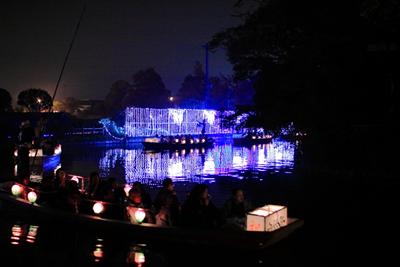エリアごとにテーマを変え、色とりどりのランタンで彩られる会場