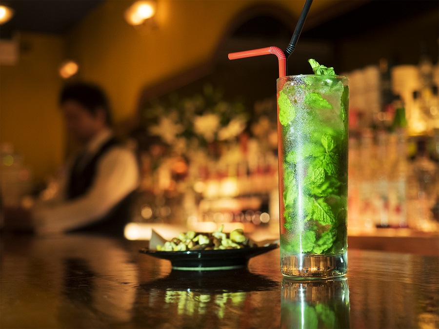 広めのカウンターでさまざまなお酒を楽しみたい