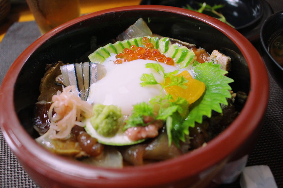 地元の海鮮が凝縮されたさつま味の「温たまらん丼」 地元の海鮮が凝縮されたさつま味の「温たまらん丼」