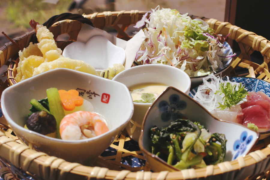 花籠に盛り付けられた「篤姫御膳」 花籠に盛り付けられた「篤姫御膳」