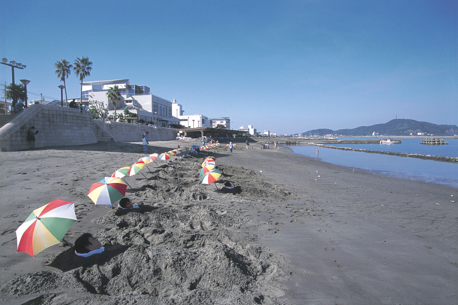 多くの観光客が訪れてにぎわう指宿の観光名所、「砂楽」 多くの観光客が訪れてにぎわう指宿の観光名所、「砂楽」