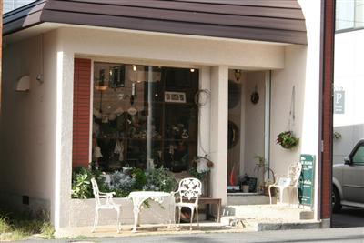 電車通り沿い、白いガーデンセットが目印