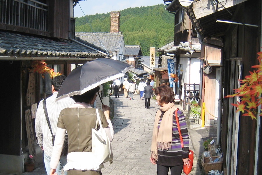 情緒溢れる街並みや自然豊かな景色ともにゆっくり散策を楽しむことができます 情緒溢れる街並みや自然豊かな景色ともにゆっくり散策
