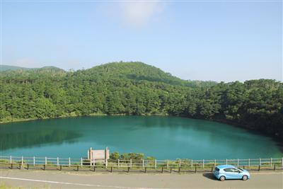 強い酸性の水が「不動池」のコバルトブルーを生み出しています
