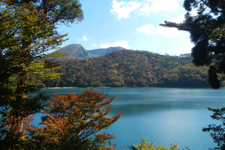 秋には紅葉が水面に映る「六観音御池」 秋には紅葉が水面に映る「六観音御池」