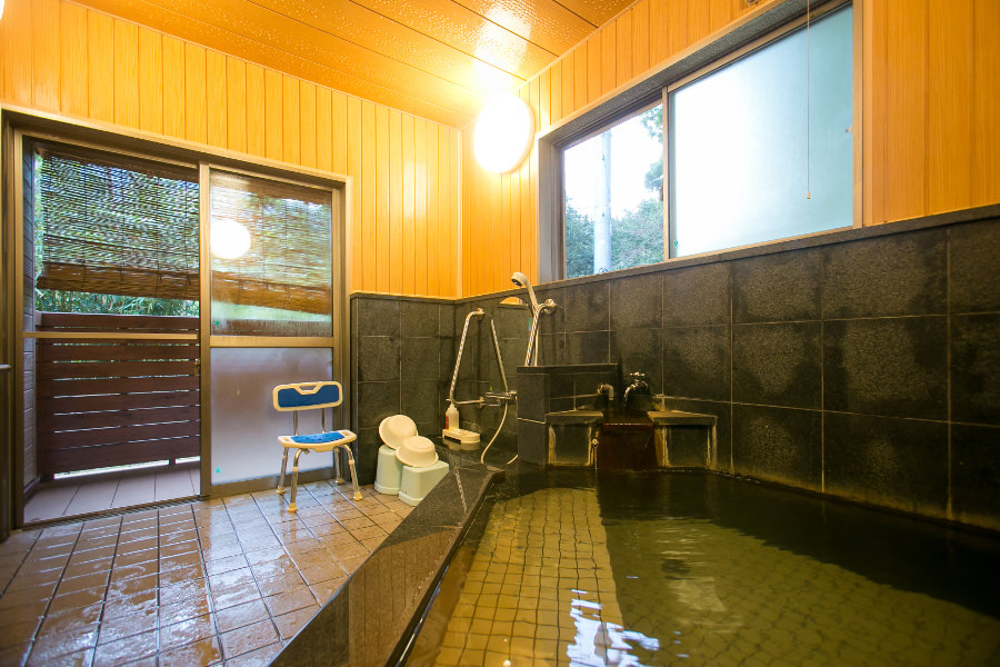 介護が必要な人でもゆっくり温泉が楽しめる「白鳥温泉 下湯」の家族湯 「白鳥温泉 下湯」の家族湯