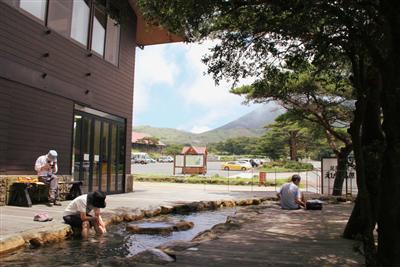 自然散策で疲れた足を癒やせる「足湯の駅 えびの高原」