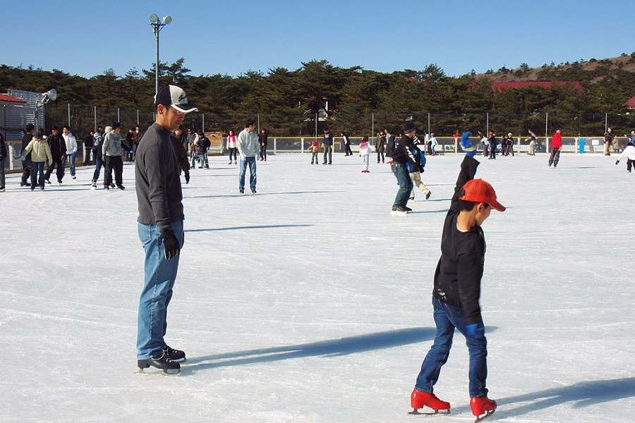 無料のスケート教室も開催される「えびの高原屋外アイススケート場」 無料のスケート教室も開催される「えびの高原屋外アイススケート