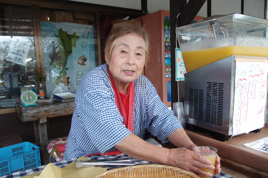 独特の言い回しで呼び込みをする睦子さん 独特の言い回しで呼び込みをする睦子さんは、御年78歳