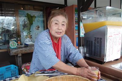 独特の言い回しで呼び込みをする睦子さんは、御年78歳