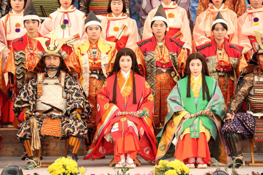 豪華絢爛(けんらん)な「椎葉平家まつり」 豪華絢爛(けんらん)な「椎葉平家まつり」