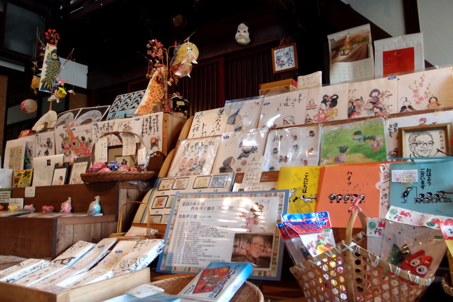 「うまかっちゃん」などを手掛けた西島伊三雄さんの作品がずらり 「うまかっちゃん」などを手掛けた西島伊三雄さんの作品がずらり