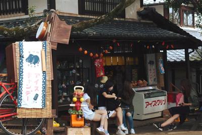 駄菓子屋「思ひ出や」の店先でひと休み
