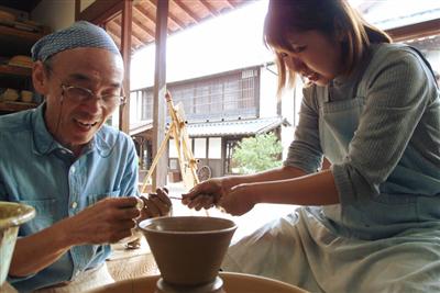 指導を受けながら気軽に能古島焼づくりを体験できる「和窯」