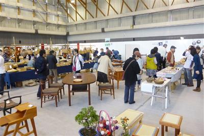 2万人を超える観光客が訪れる「綾工芸まつり」