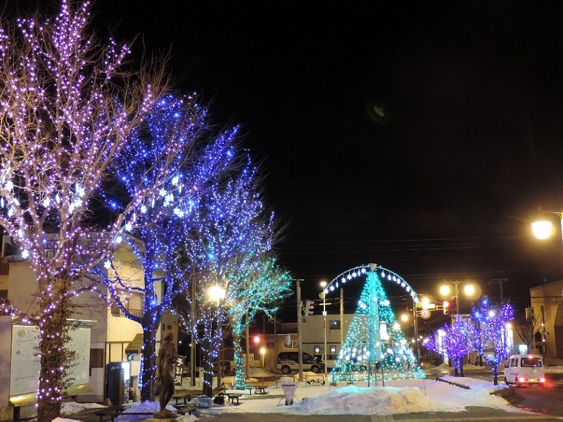 JR新得駅の利用者を温かく出迎えるイルミネーション いらっしゃいしんとくイルミネーション