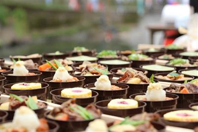朝定食が人気の「杖立温泉みちくさ市」
