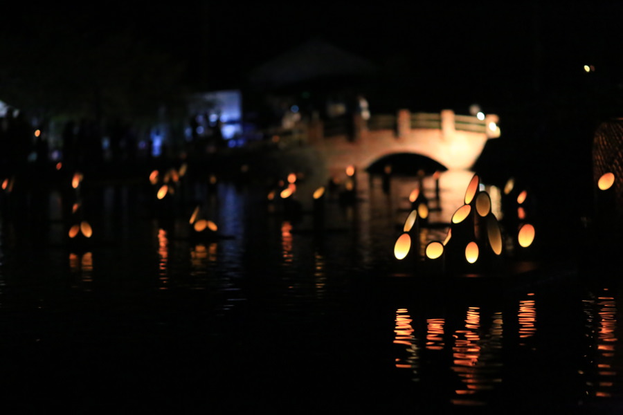 約1000本の竹灯篭が並ぶ「名水丸池感謝の夕べ」 約1000本の竹灯篭が並ぶ「名水丸池感謝の夕べ」