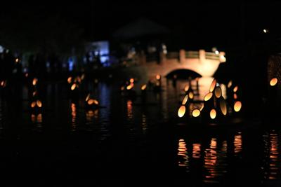 約1000本の竹灯篭が並ぶ「名水丸池感謝の夕べ」
