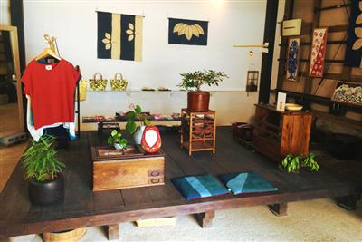 酒蔵を改装した「紺屋そめかひ」の店内