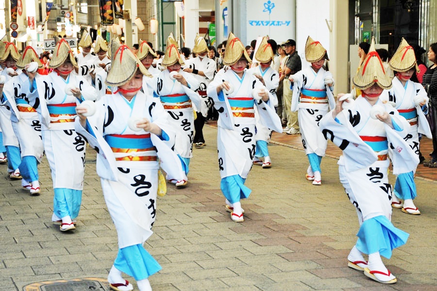 両手の小皿をカチカチ打ち鳴らす「のんのこ諫早まつり」 両手の小皿をカチカチ打ち鳴らす「のんのこ諫早まつり」