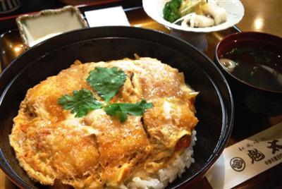 鬼太郎考案の「元祖・鱧かつ丼」。小鉢・肝吸い・香の物付き