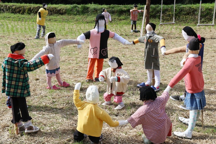 今にも動き出しそうな子供のかかしたち 今にも動き出しそうな子供のかかしたち
