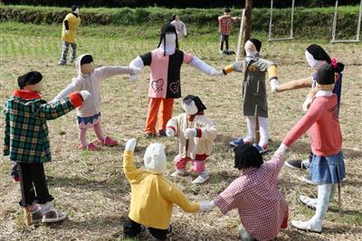今にも動き出しそうな子供のかかしたち