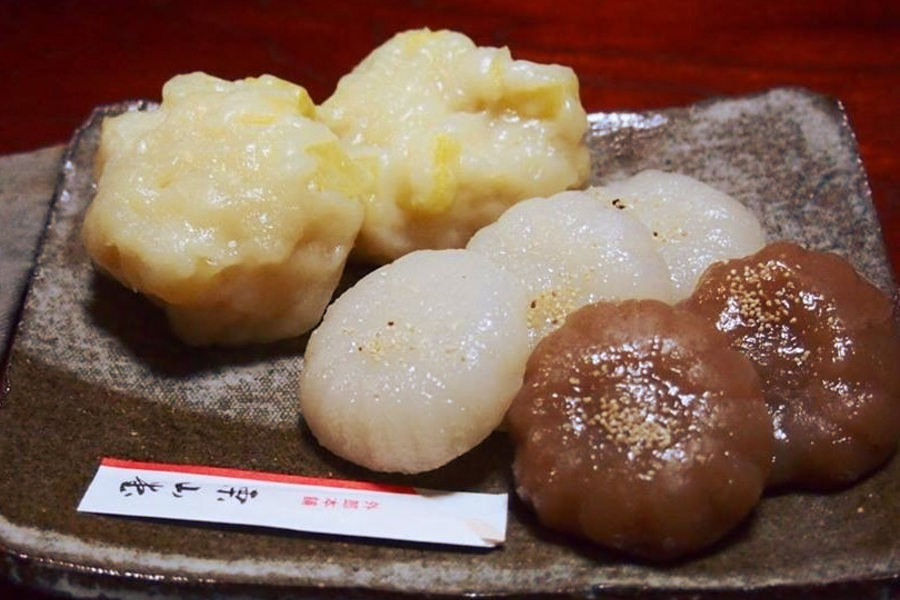 菊花の形が特徴的な「外郎饅頭」と「石垣饅頭」 菊花の形が特徴的な「外郎饅頭」と「石垣饅頭」