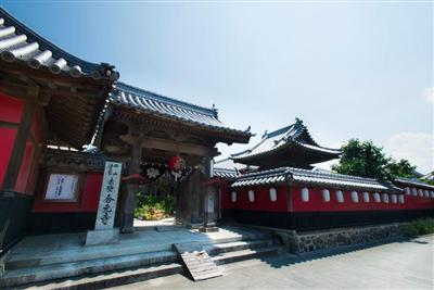 赤塗りにしたことから“赤壁寺”とも呼ばれる「合元寺」