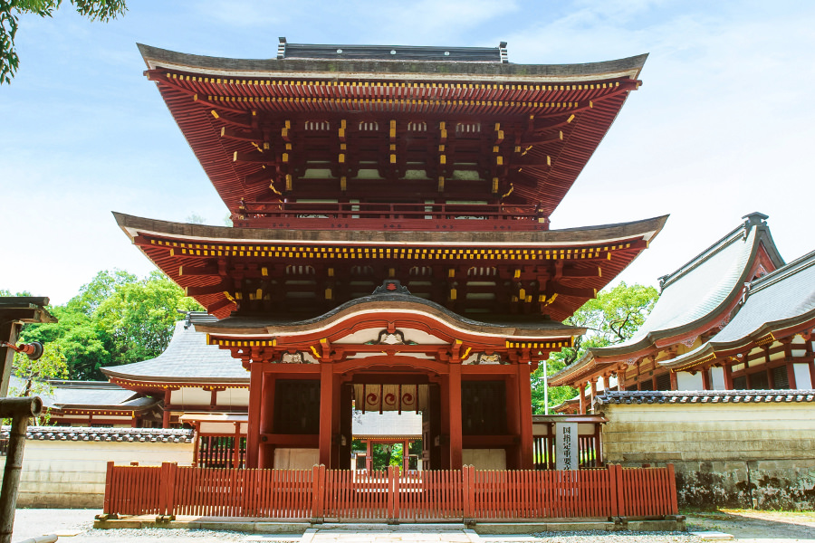 国の重要文化財にも指定されている薦神社の神門 国の重要文化財にも指定されている薦神社の神門