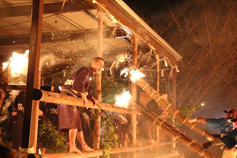 激しい松明合戦「取り追う祭り」 激しい松明合戦「取り追う祭り」