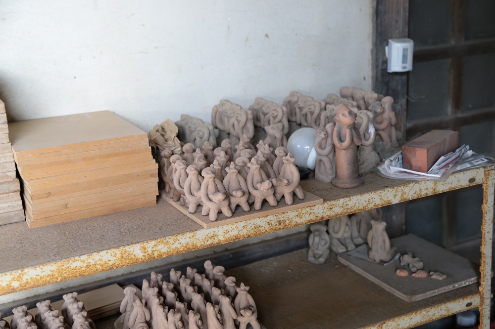 若衆が奪い合った餅をまく「かまぎ餅まつり」 若衆が奪い合った餅をまく「かまぎ餅まつり」