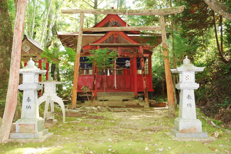 1000年以上前に建立された歴史ある「狭上稲荷神社」