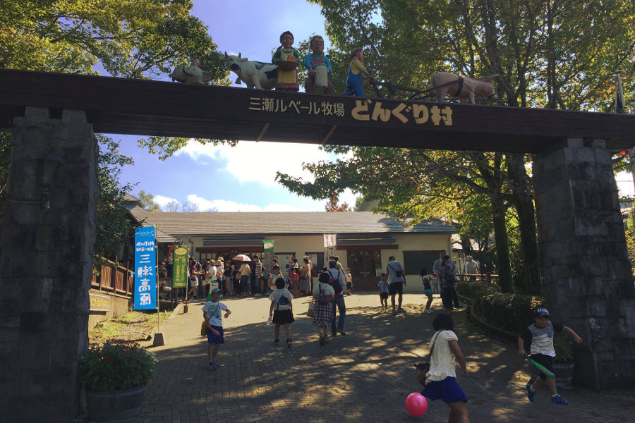「どんぐり村」入り口へ続くスロープ。家族連れで一杯だ 「どんぐり村」入り口へ続くスロープ。家族連れで一杯だ