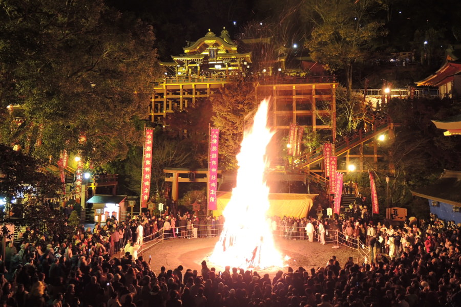 多くの人でにぎわう「祐徳稲荷神社のお火たき」 多くの人でにぎわう「祐徳稲荷神社のお火たき」
