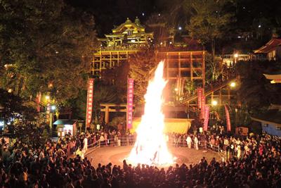 多くの人でにぎわう「祐徳稲荷神社のお火たき」