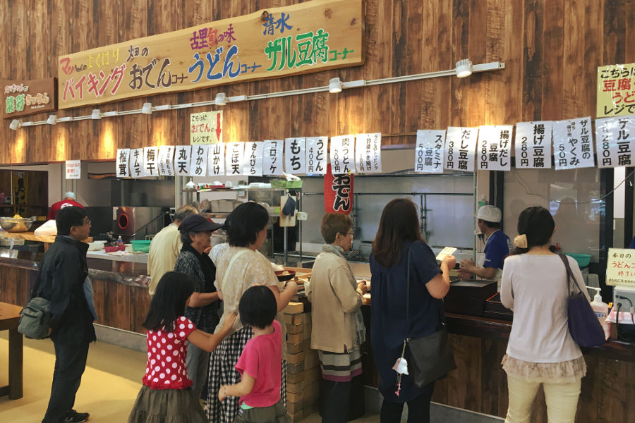 名物の味を求める人でにぎわうマッちゃんのイートインコーナー