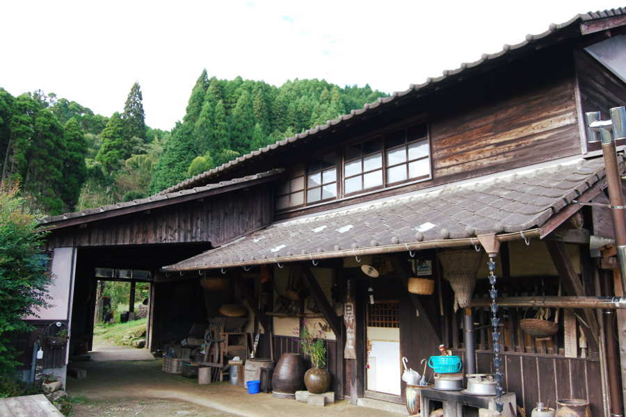 築100年の納屋を改装した「農家民宿 具座」の宿泊棟 築100年の納屋を改装した「農家民宿 具座」の宿泊棟