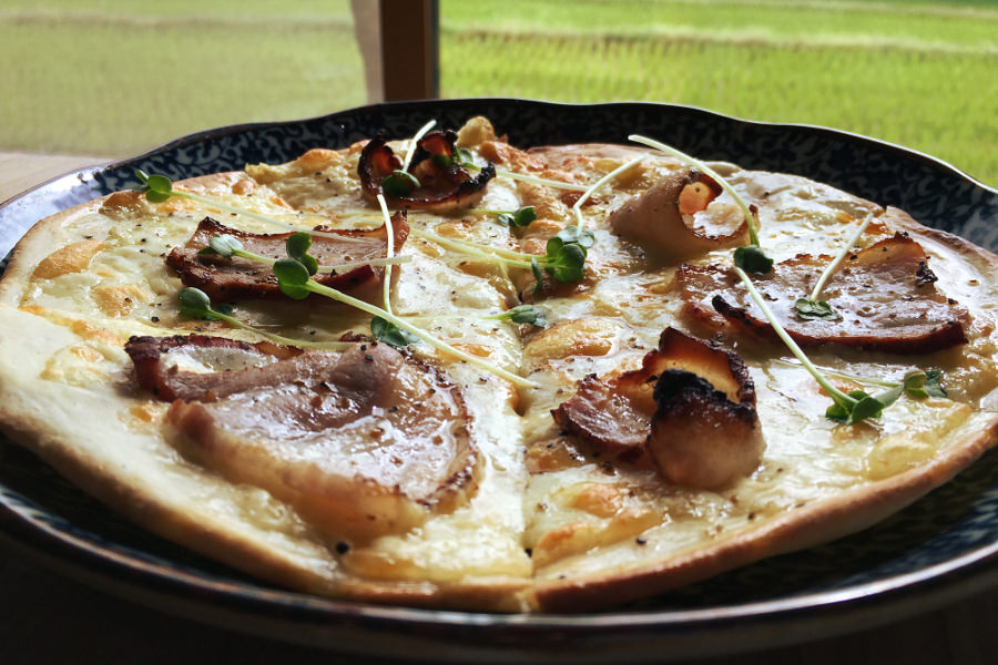 自家製のベーコンを使用した「cafe のっち」の「手作りベーコンピザ」 自家製のベーコンを使用した「のっち」の手作りベーコンピザ