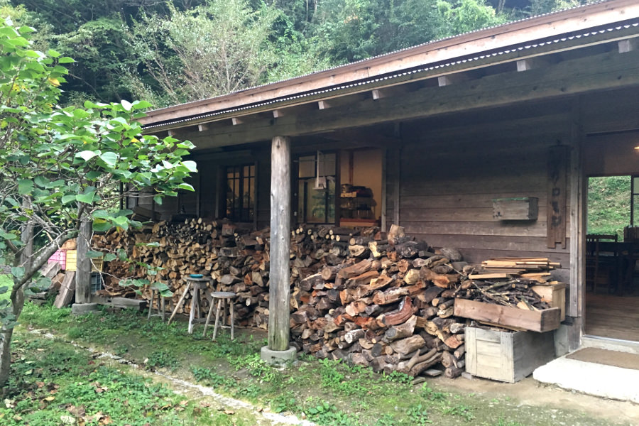 1年半かけて手づくりで建てられたカフェ「クロモジ」の建物 1年半かけて手づくりで建てられたカフェ「クロモジ」の建物