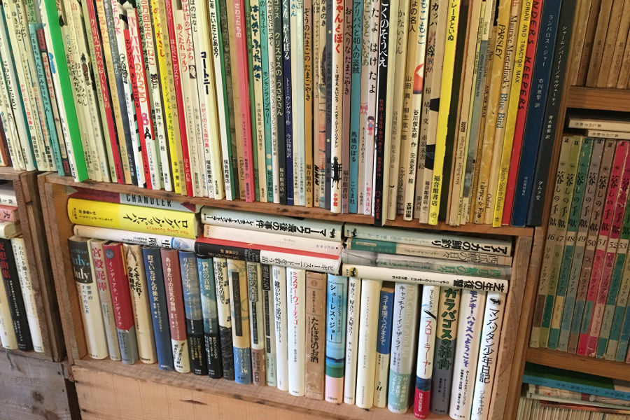 諸江さんのセンスで「クロモジ」の本棚に並ぶ本たち