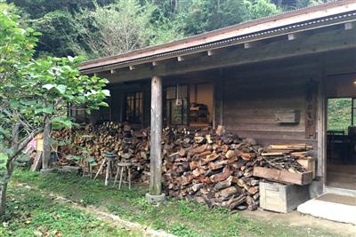 1年半かけて手づくりで建てられたカフェ「クロモジ」の建物