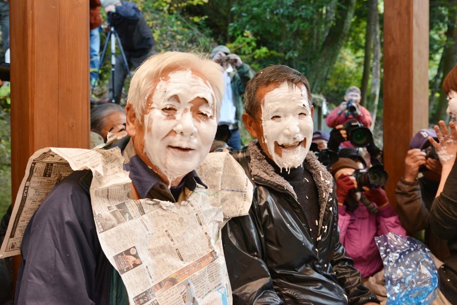 顔が真っ白、「おしろい祭り」 顔が真っ白、「おしろい祭り」