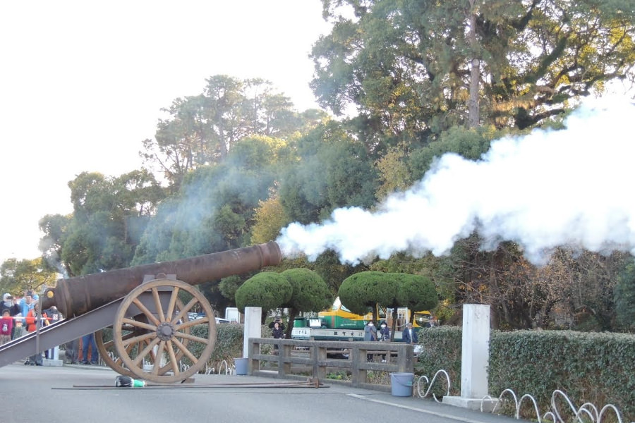 師走の空に響くカノン砲の祝砲「反射炉まつり」 師走の空に響くカノン砲の祝砲「反射炉まつり」