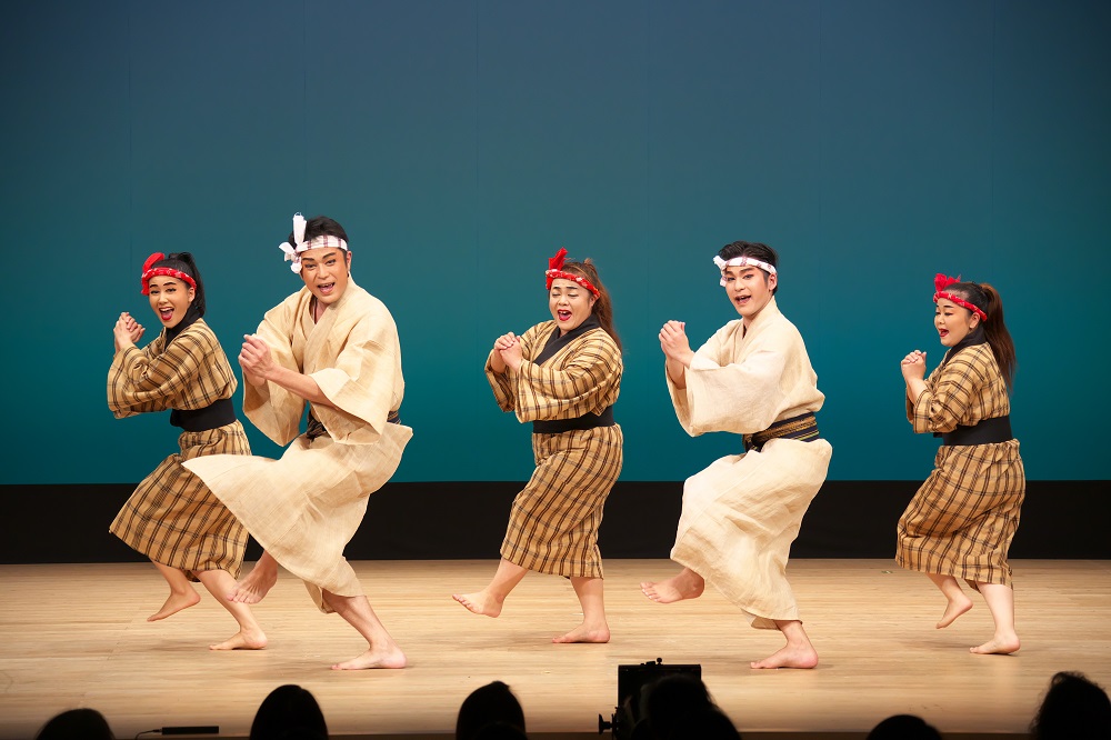 様々な舞踊や踊りがフルタイムで繰り広げられる
