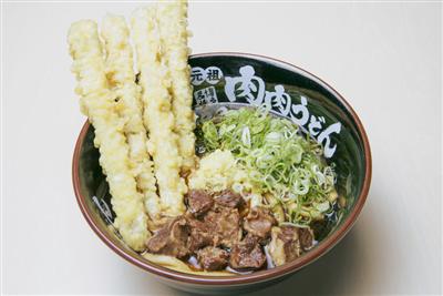 長くて太いごぼうが4本のったごぼう天肉うどんは食べ応え抜群
