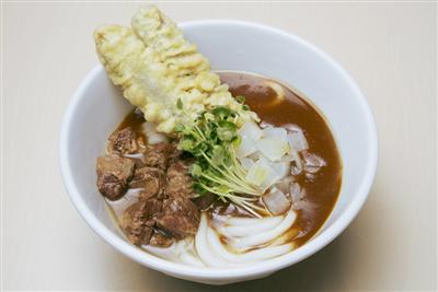 牛肉とごぼう天2本がのった重量感あるカレーうどん